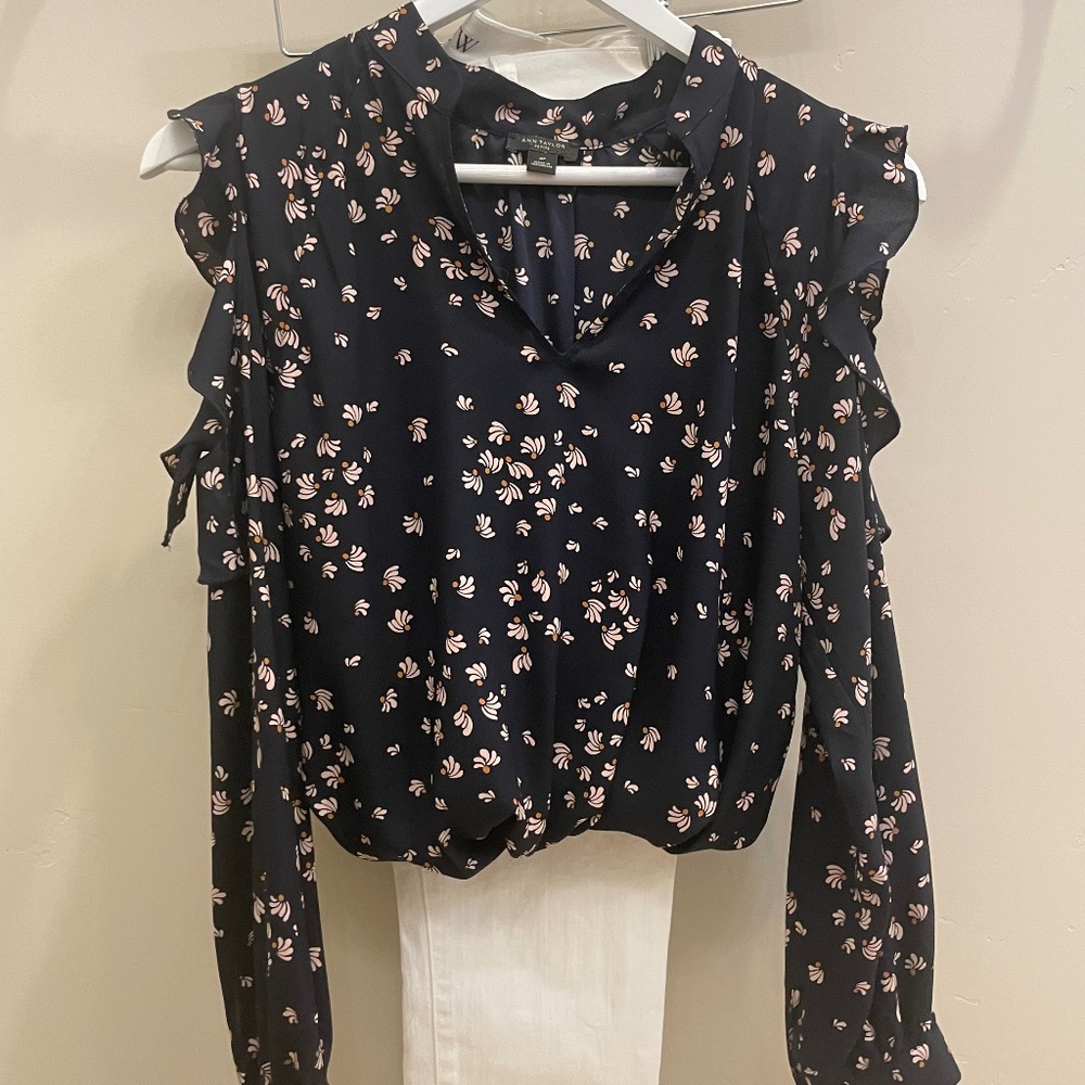 Ann Taylor Navy Floral Cold-Shoulder Blouse – Size MP